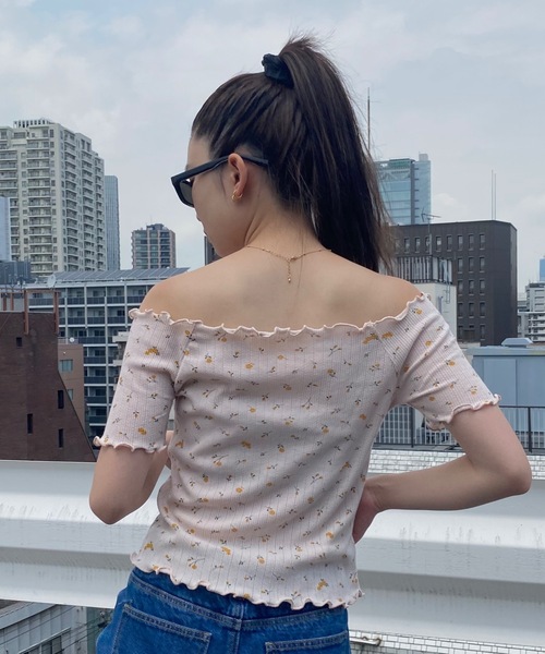 SHAGGIE（シャギー）の「オフショル小花柄メロウトップス（Tシャツ/カットソー・レディース・ホワイト/ピンク・FREE）」の17枚目の写真