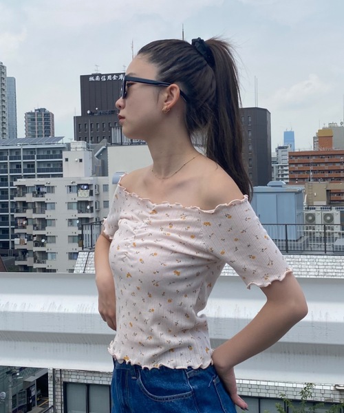 SHAGGIE（シャギー）の「オフショル小花柄メロウトップス（Tシャツ/カットソー・レディース・ホワイト/ピンク・FREE）」の16枚目の写真