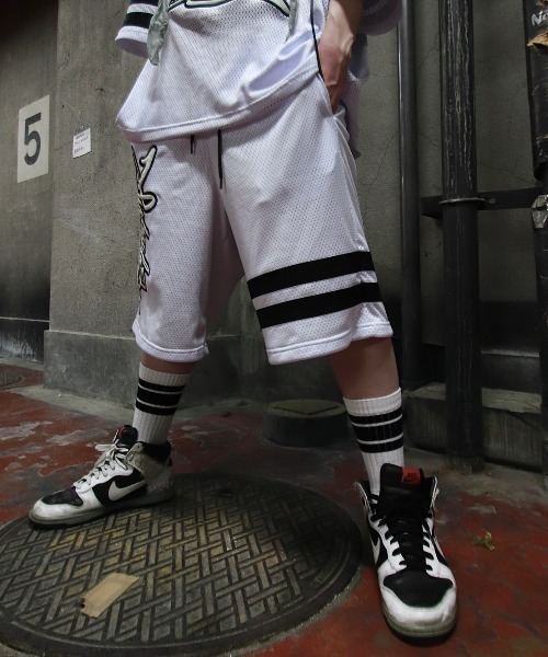 XU（エックスユー）の「【XU×BLANKY JET/ブランキージェット】good bye hiphop MESH SHORTS/メッシュショーツ ハーフパンツ セットアップ 90年代 00年代 オーバーサイズ ホッケーセットアップ（その他パンツ・メンズ・ホワイト/ブラック・L/XL）」の5枚目の写真
