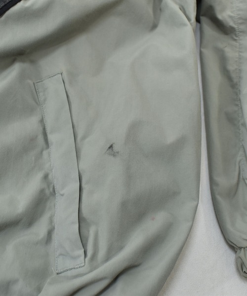 VINTAGE（ヴィンテージ）の「【ヴィンテージ古着】90s U.S.ARMY アメリカ軍 トレーニング ナイロンジャケット（ナイロンジャケット・メンズ・グレー・LARGE）」の7枚目の写真