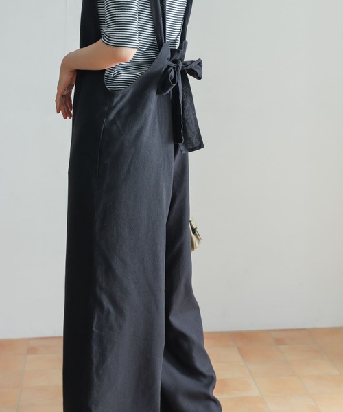 URBAN RESEARCH DOORS(アーバンリサーチドアーズ)の「バックリボンオールインワン(サロペット/オーバーオール・レディース・ブラック/ベージュ・MEDIUM)」の4枚目の写真