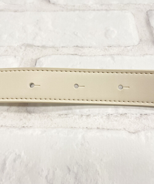 COMME CA ISM(コムサイズム)の「フェイクレザー くるみバックルベルト(ベルト・レディース・ホワイト/ブラック/レッド/グリーン・FREE)」の8枚目の写真