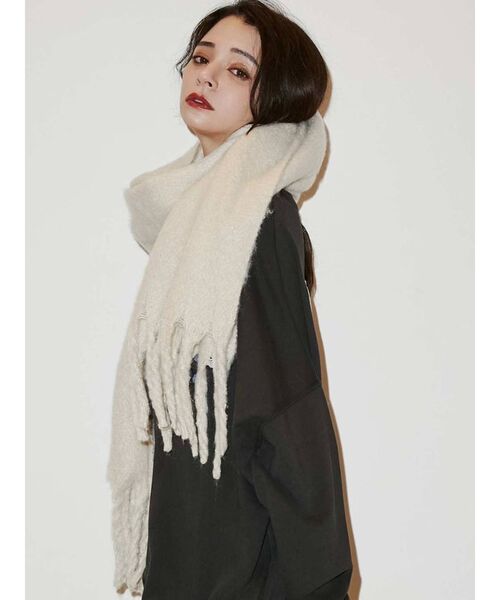 GYDA（ジェイダ）の「THICK FRINGE ストール（ストール/ショール・レディース・アイボリー/マスタード・FREE）」の4枚目の写真