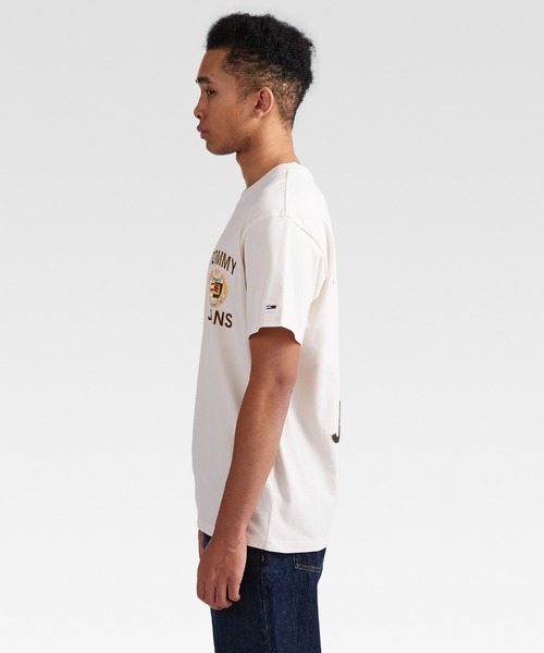 tommy jeans(トミー ジーンズ)の「【オンライン限定】エンブレムバックロゴTシャツ(Tシャツ/カットソー・メンズ・ホワイト/ブラック・SMALL/MEDIUM/LARGE/X-LARGE/XX-LARGE)」の4枚目の写真