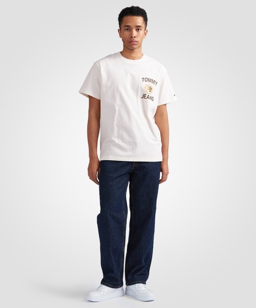 tommy jeans(トミー ジーンズ)の「【オンライン限定】エンブレムバックロゴTシャツ(Tシャツ/カットソー・メンズ・ホワイト/ブラック・SMALL/MEDIUM/LARGE/X-LARGE/XX-LARGE)」の3枚目の写真