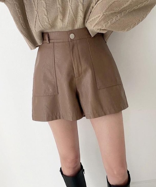 LAC-VERT(ラック・ヴェール)の「フェイクレザーショートパンツ(その他パンツ・レディース・ブラック/カーキ・L/M)」の1枚目の写真