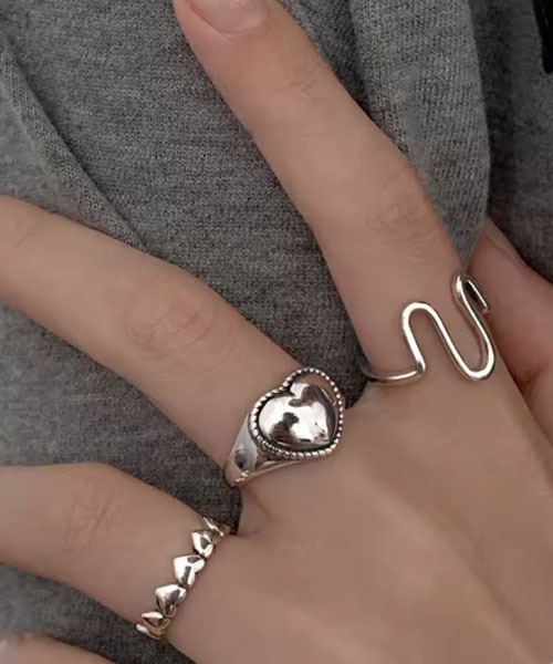 VIBGYOR Women（ヴィブジョー　ウィメン）の「【urge select】Y2K シルバー ハートモチーフ リング/指輪【3個セット】（リング・レディース・シルバー・FREE）」の3枚目の写真