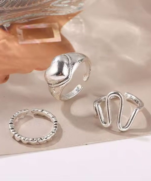 VIBGYOR Women（ヴィブジョー　ウィメン）の「【urge select】Y2K シルバー ハートモチーフ リング/指輪【3個セット】（リング・レディース・シルバー・FREE）」の4枚目の写真
