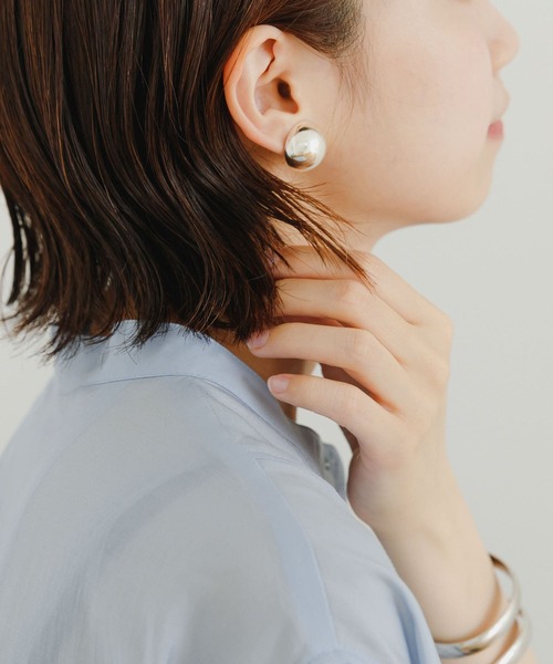 URBAN RESEARCH（アーバンリサーチ）の「BALLイヤリング（イヤリング・レディース・シルバー・-）」の2枚目の写真