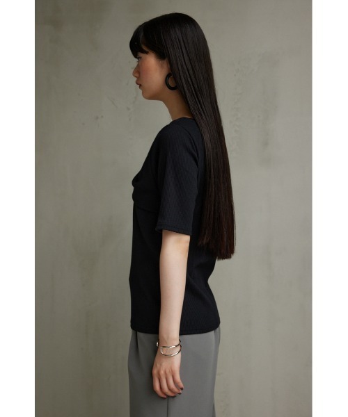 AZUL by moussy(アズールバイマウジー)の「フロントツイストリブトップス(Tシャツ/カットソー・レディース・オフホワイト/ブラック/ボルドー・SMALL/MEDIUM)」の17枚目の写真