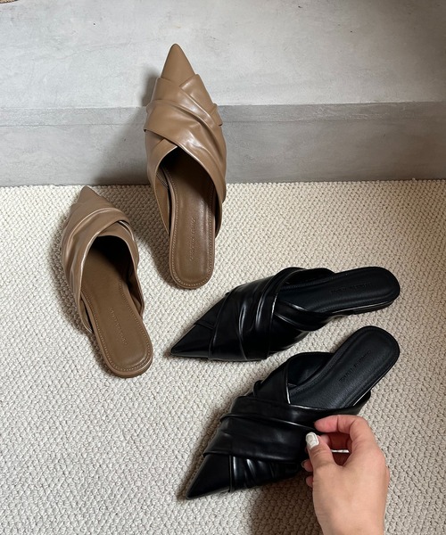 CAPRICIEUX LE'MAGE(カプリシューレマージュ)の「ギャザークロスミュール(サンダル・レディース・ブラック/モカ・37/38)」の3枚目の写真