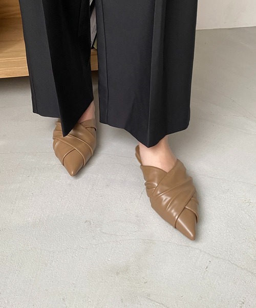 CAPRICIEUX LE'MAGE(カプリシューレマージュ)の「ギャザークロスミュール(サンダル・レディース・ブラック/モカ・37/38)」の7枚目の写真