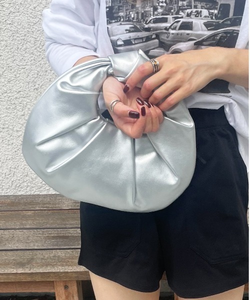 HIKA（ヒカ）の「【HIKA】フェイクレザーラッチドバッグ（ハンドバッグ・レディース・シルバー/ブラック/ベージュ/ゴールド/シルバー系その他/インディゴブルー/ピンク・FREE）」の6枚目の写真