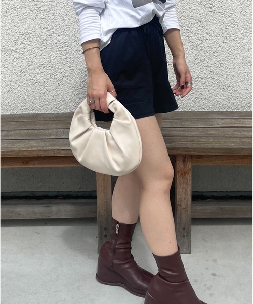 HIKA（ヒカ）の「【HIKA】フェイクレザーラッチドバッグ（ハンドバッグ・レディース・シルバー/ブラック/ベージュ/ゴールド/シルバー系その他/インディゴブルー/ピンク・FREE）」の11枚目の写真