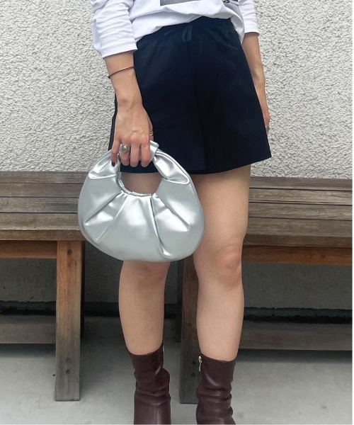 HIKA（ヒカ）の「【HIKA】フェイクレザーラッチドバッグ（ハンドバッグ・レディース・シルバー/ブラック/ベージュ/ゴールド/シルバー系その他/インディゴブルー/ピンク・FREE）」の12枚目の写真