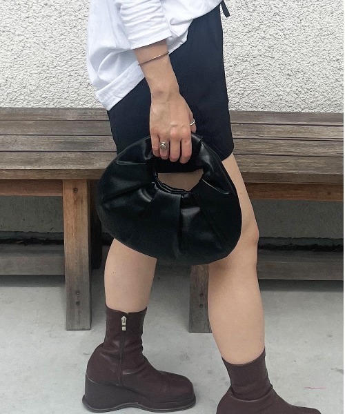 HIKA（ヒカ）の「【HIKA】フェイクレザーラッチドバッグ（ハンドバッグ・レディース・シルバー/ブラック/ベージュ/ゴールド/シルバー系その他/インディゴブルー/ピンク・FREE）」の13枚目の写真