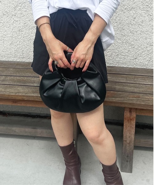 HIKA（ヒカ）の「【HIKA】フェイクレザーラッチドバッグ（ハンドバッグ・レディース・シルバー/ブラック/ベージュ/ゴールド/シルバー系その他/インディゴブルー/ピンク・FREE）」の14枚目の写真