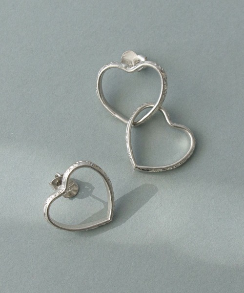 Cepica（セピカ）の「【LIMITED NUMBER / リミテッドナンバー】アシメトリーハートピアス（ピアス（両耳用）・レディース・シルバー/ゴールド・FREE）」の2枚目の写真