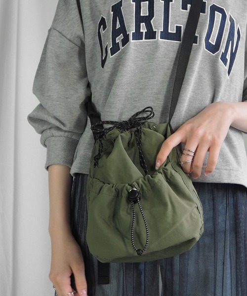 minia（ミニア）の「シャカシャカ素材の巾着ショルダーバッグ（ハンドバッグ・レディース・ホワイト/ブラック/カーキ・FREE）」の3枚目の写真