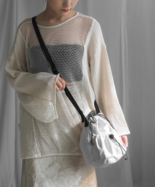 minia（ミニア）の「シャカシャカ素材の巾着ショルダーバッグ（ハンドバッグ・レディース・ホワイト/ブラック/カーキ・FREE）」の19枚目の写真