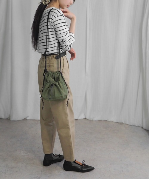 minia（ミニア）の「シャカシャカ素材の巾着ショルダーバッグ（ハンドバッグ・レディース・ホワイト/ブラック/カーキ・FREE）」の16枚目の写真