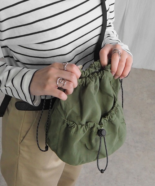 minia（ミニア）の「シャカシャカ素材の巾着ショルダーバッグ（ハンドバッグ・レディース・ホワイト/ブラック/カーキ・FREE）」の15枚目の写真