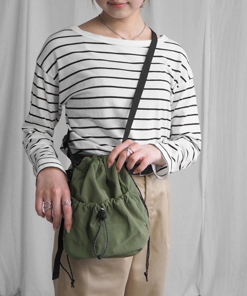 minia（ミニア）の「シャカシャカ素材の巾着ショルダーバッグ（ハンドバッグ・レディース・ホワイト/ブラック/カーキ・FREE）」の14枚目の写真