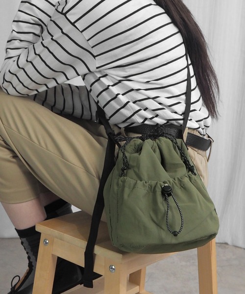 minia（ミニア）の「シャカシャカ素材の巾着ショルダーバッグ（ハンドバッグ・レディース・ホワイト/ブラック/カーキ・FREE）」の13枚目の写真