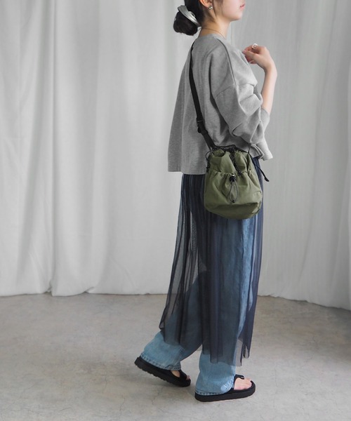 minia（ミニア）の「シャカシャカ素材の巾着ショルダーバッグ（ハンドバッグ・レディース・ホワイト/ブラック/カーキ・FREE）」の4枚目の写真