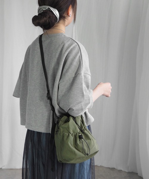 minia（ミニア）の「シャカシャカ素材の巾着ショルダーバッグ（ハンドバッグ・レディース・ホワイト/ブラック/カーキ・FREE）」の22枚目の写真