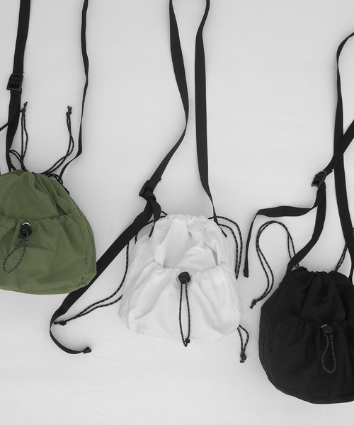 minia（ミニア）の「シャカシャカ素材の巾着ショルダーバッグ（ハンドバッグ・レディース・ホワイト/ブラック/カーキ・FREE）」の6枚目の写真