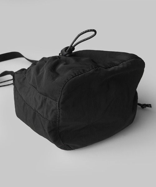 minia（ミニア）の「シャカシャカ素材の巾着ショルダーバッグ（ハンドバッグ・レディース・ホワイト/ブラック/カーキ・FREE）」の10枚目の写真