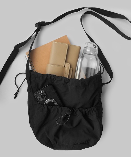 minia（ミニア）の「シャカシャカ素材の巾着ショルダーバッグ（ハンドバッグ・レディース・ホワイト/ブラック/カーキ・FREE）」の9枚目の写真