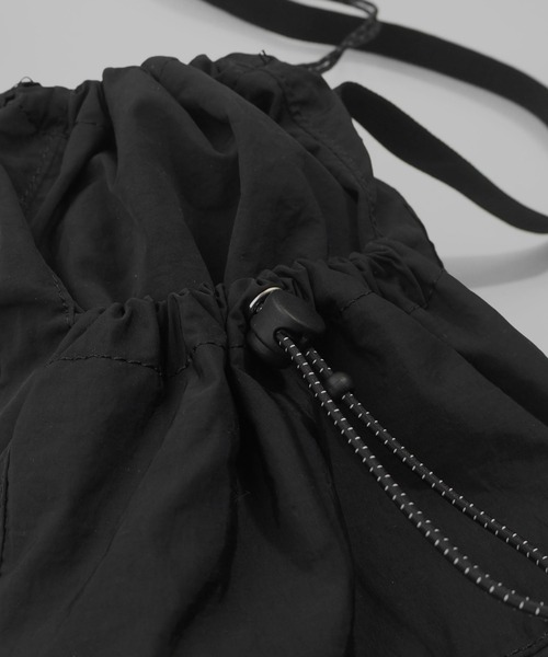 minia（ミニア）の「シャカシャカ素材の巾着ショルダーバッグ（ハンドバッグ・レディース・ホワイト/ブラック/カーキ・FREE）」の8枚目の写真