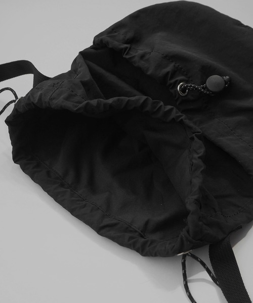 minia（ミニア）の「シャカシャカ素材の巾着ショルダーバッグ（ハンドバッグ・レディース・ホワイト/ブラック/カーキ・FREE）」の7枚目の写真