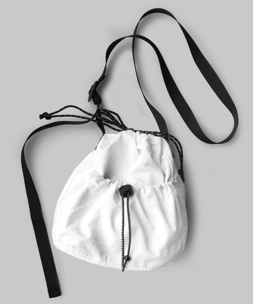 minia（ミニア）の「シャカシャカ素材の巾着ショルダーバッグ（ハンドバッグ・レディース・ホワイト/ブラック/カーキ・FREE）」の11枚目の写真