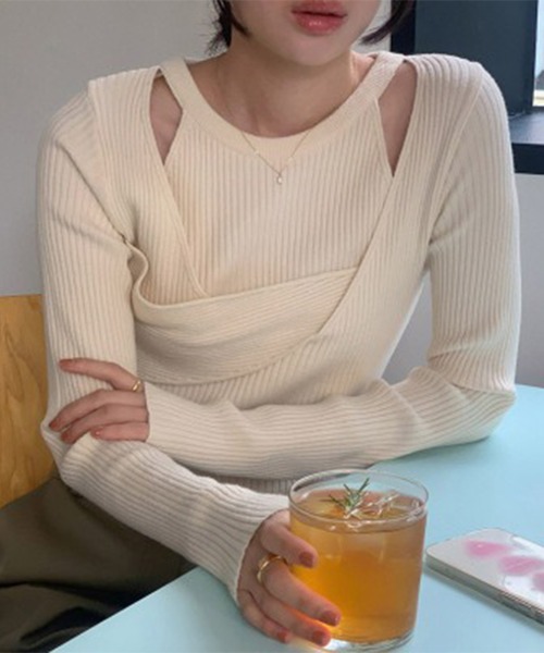 LYEON(リヨン)の「カットアウトオープンショルダーレイヤードリブニット/アメスリ&リブニットプルオーバー(ニット/セーター・レディース・ブラック/ベージュ・FREE)」の2枚目の写真