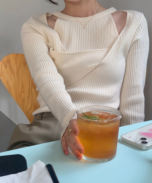 LYEON(リヨン)の「カットアウトオープンショルダーレイヤードリブニット/アメスリ&リブニットプルオーバー(ニット/セーター・レディース・ブラック/ベージュ・FREE)」の5枚目の写真