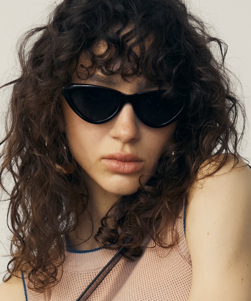 uyu.（ウユ）の「Cat eye Frame Sunglasses / キャッツアイフレームサングラス【uyu./ウユ】（サングラス・レディース・ホワイト×ブラック/ブラック・FREE）」の2枚目の写真