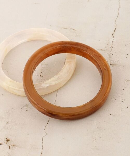 le.coeur blanc(ルクールブラン)の「アクリルバングル(バングル/リストバンド・レディース・アイボリー/ブラウン・FREE)」の2枚目の写真