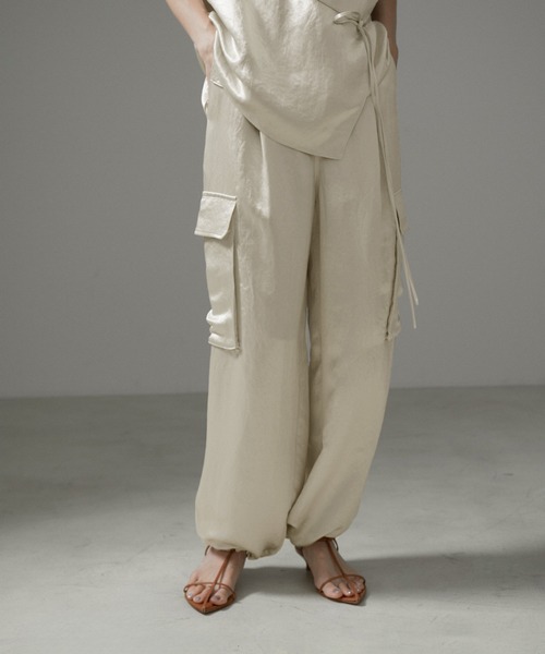 SALON adam et rope'（サロン アダム エ ロペ）の「ブライトカーゴパンツ【セットアップ対応・洗える】（カーゴパンツ・レディース・ブラック/キナリ・FREE）」の4枚目の写真