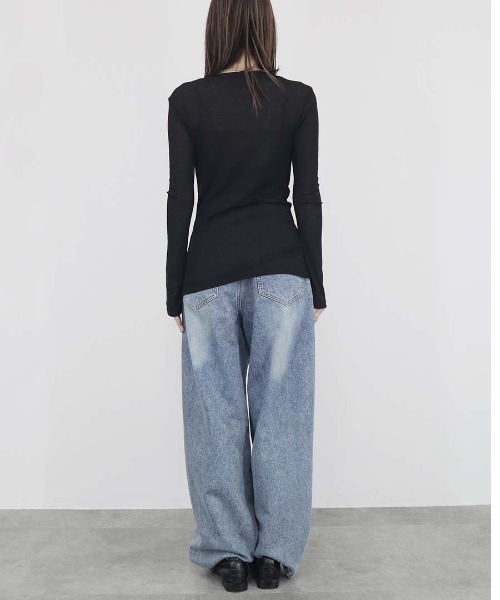 Reurie'(レウリィ)の「センタースリットトップス/center slit top 長袖 クルーネック シアー 透け感 シンプル レディライク きれいめ 大人カジュアル モノトーン 黒 ブラック(Tシャツ/カットソー・レディース・ブラック・FREE)」の15枚目の写真