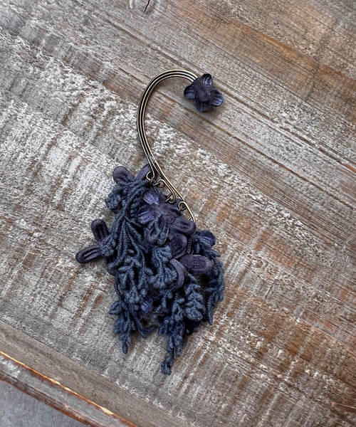 m.soeur(エムスール)の「ライラックのイヤーフック(イヤーカフ・レディース・ブラック/グレー・FREE)」の7枚目の写真