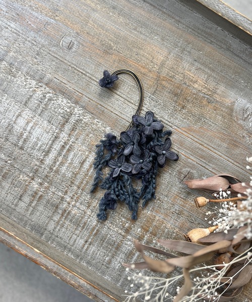 m.soeur(エムスール)の「ライラックのイヤーフック(イヤーカフ・レディース・ブラック/グレー・FREE)」の3枚目の写真