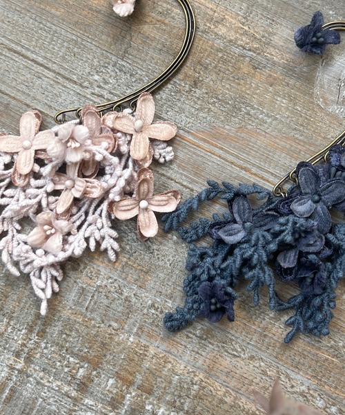 m.soeur(エムスール)の「ライラックのイヤーフック(イヤーカフ・レディース・ブラック/グレー・FREE)」の6枚目の写真