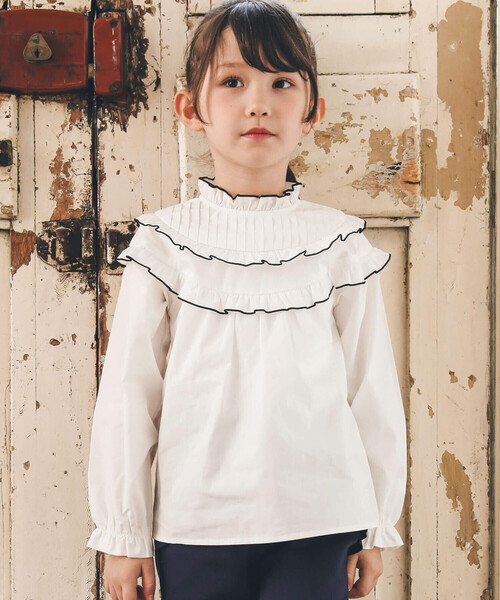 BeBe(ベベ)の「タイプライラーラウンドフリルタック長袖ブラウス(100~150cm)(シャツ/ブラウス・キッズ・オフホワイト/ネイビー・150cm/110cm/130cm/140cm/120cm/100cm)」の2枚目の写真