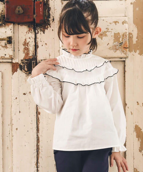 BeBe(ベベ)の「タイプライラーラウンドフリルタック長袖ブラウス(100~150cm)(シャツ/ブラウス・キッズ・オフホワイト/ネイビー・150cm/110cm/130cm/140cm/120cm/100cm)」の4枚目の写真