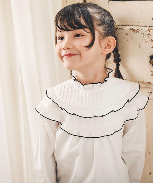 BeBe(ベベ)の「タイプライラーラウンドフリルタック長袖ブラウス(100~150cm)(シャツ/ブラウス・キッズ・オフホワイト/ネイビー・150cm/110cm/130cm/140cm/120cm/100cm)」の5枚目の写真