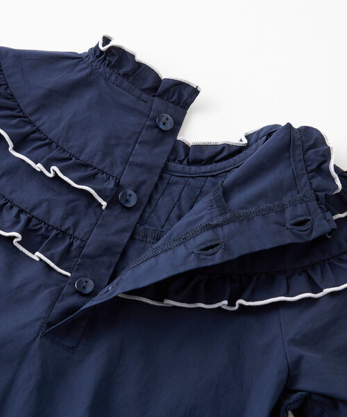 BeBe(ベベ)の「タイプライラーラウンドフリルタック長袖ブラウス(100~150cm)(シャツ/ブラウス・キッズ・オフホワイト/ネイビー・150cm/110cm/130cm/140cm/120cm/100cm)」の17枚目の写真