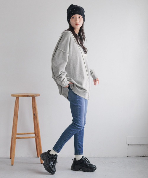 LOWRYS FARM(ローリーズファーム)の「リメイクキモウウラケPOLS 250344(スウェット・レディース・グレー/グレー系その他/アイボリー/レッド・LONG/SHORT)」の13枚目の写真